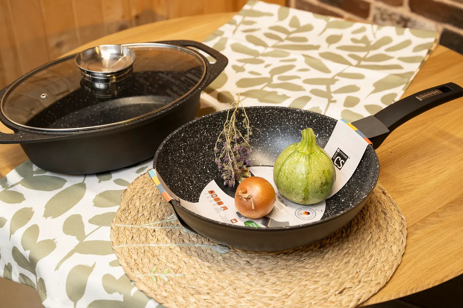 Комплект Гювеч с аромакапак и WOK тиган D 28 см без капак Серия Marburg CS Solingen Мраморно покритие