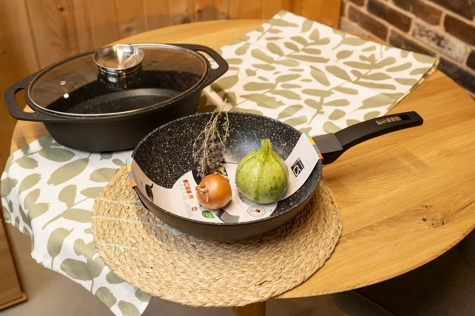 Комплект Гювеч с аромакапак и WOK тиган D 28 см без капак Серия Marburg CS Solingen Мраморно покритие