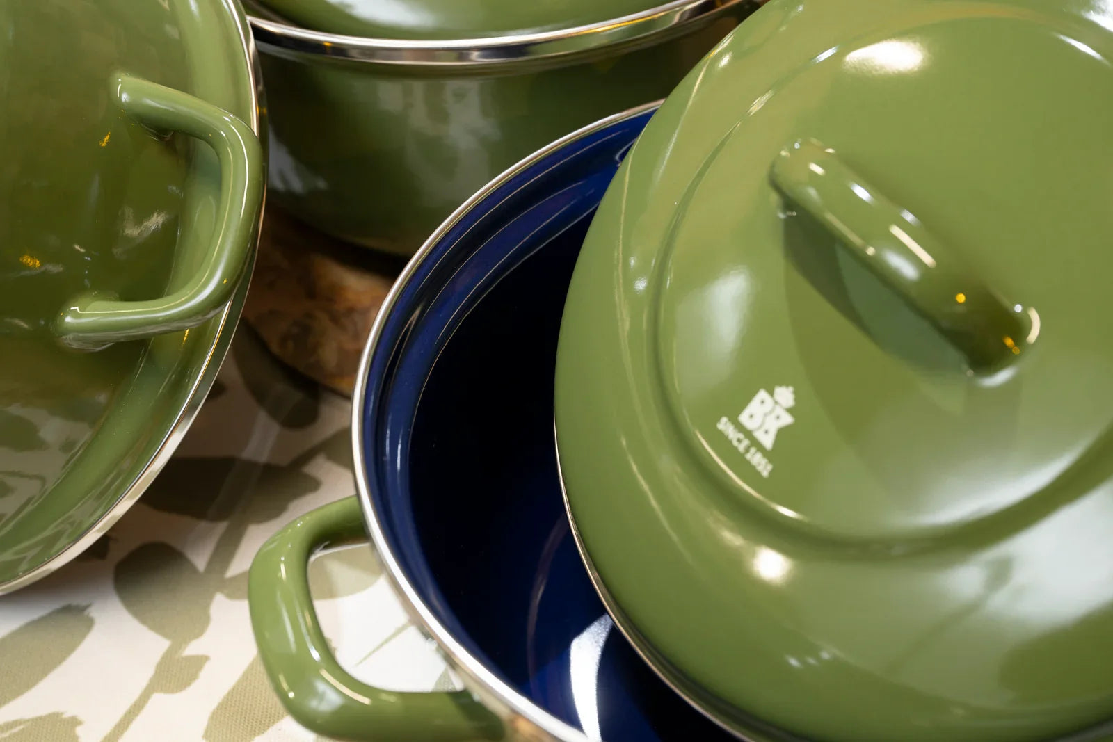 Комплект 3 броя тенджери с капак BK Dutch Oven Indigo, емайл GlazeGuard D 22 см D 24 см D 26 cm зелен цвят
