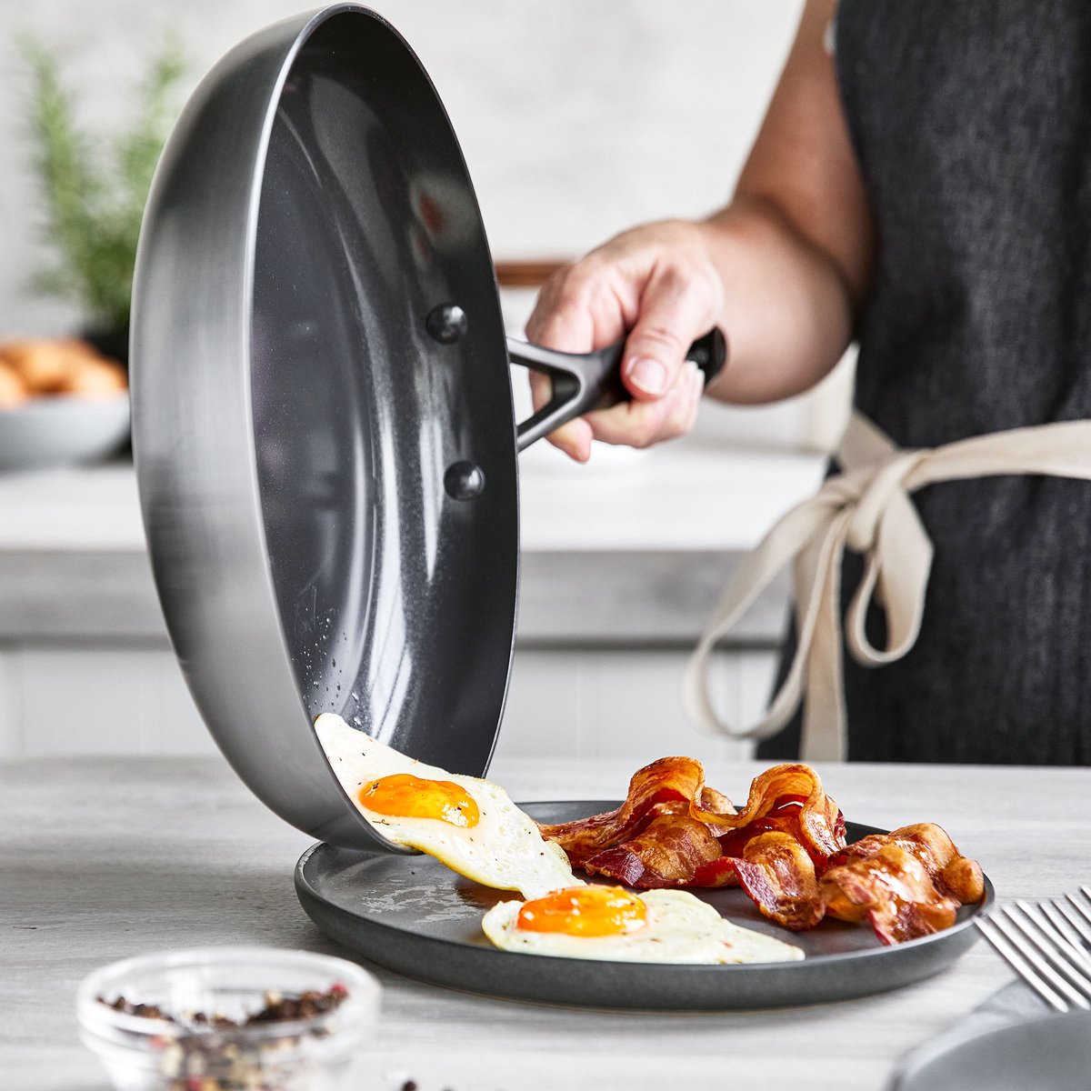 Тиган с капак GreenPan Venice Pro Noir D 30 cm  4,7 L, керамично покритие Thermolon с диамантени кристали