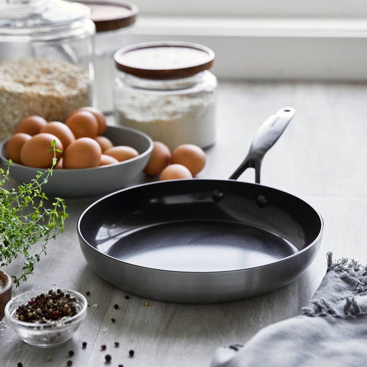 Тиган с капак GreenPan Venice Pro Noir D 30 cm  4,7 L, керамично покритие Thermolon с диамантени кристали